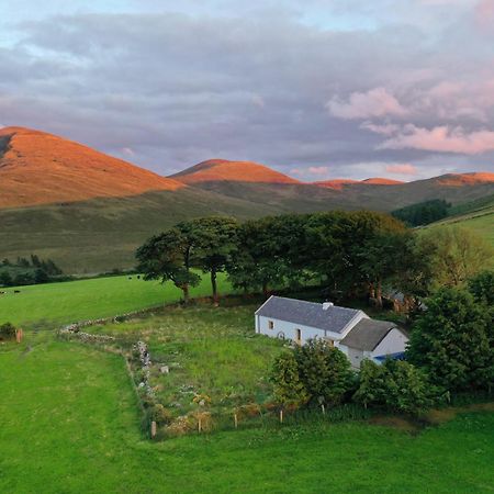 Thistle Thatch Cottage And Hot Tub - Mourne Mountains Newcastle  Exterior photo